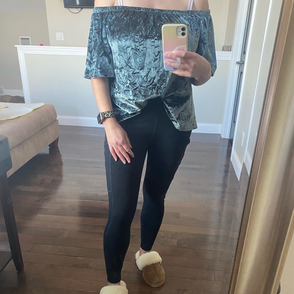 Very cute off the shoulder Knox rose top. Velvet soft and comfy!